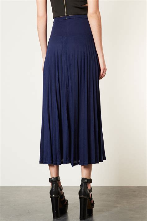 navy blue high waisted skirt.